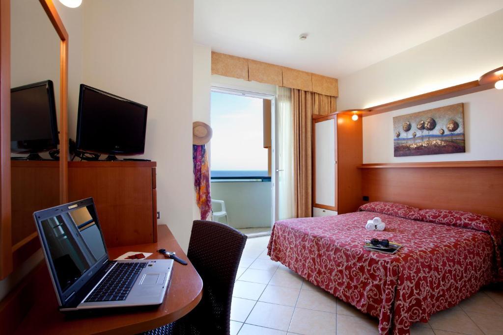 Hotel Palm Beach B&B Sea View Rimini Oda fotoğraf